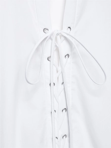 Detailaufnahme der weißen Popeline-Bluse mit silbernen Ösen und Schnürung vorne