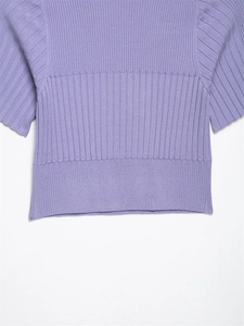 Dettaglio del tessuto a maglia a coste lavanda con trama e orlo rifinito sul top corto