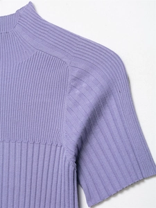 Dettaglio della maglia a coste lavanda e del collo alto su un top a maniche corte
