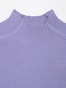 Dettaglio del tessuto a maglia a coste viola con collo a lupetto e cucitura spalla