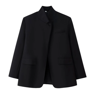 Minimalistischer schwarzer Blazer mit Stehkragen, Einknopfverschluss und Pattentaschen