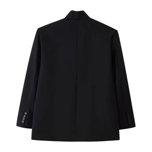 Detailansicht der schwarzen Blazer-Rückseite mit Mittelnähten und dekorativen Ärmelknöpfen