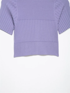 Dettaglio della maglia a costine lavanda con trama verticale e bordo inferiore ampio