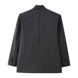 Detailansicht der Rückseite des anthrazitgrauen Karo-Blazers mit Stehkragen und Manschetten