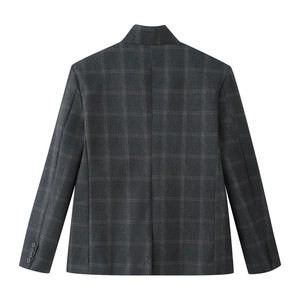 Detailansicht der Rückseite des dunkelgrauen karierten Blazers mit Stehkragen und Knöpfen