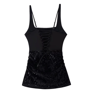Detail van een bodycon-jurk met pailletten en een kriskras vetersluiting op de rug