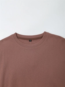 Nahaufnahme von braunem Baumwoll-T-Shirt-Ausschnitt mit verstärkter Naht und S-Label
