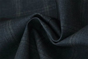 Detailansicht der hochwertigen dunkelgrauen Karostoffstruktur für Anzüge und Blazer