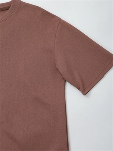 Detail der braunen doppelseitigen Baumwolle bei einem Kurzarm-T-Shirt mit Rundhals
