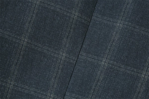 Detailansicht der dunkelblauen, karierten Webstruktur des Blazer-Stoffes aus der Nähe