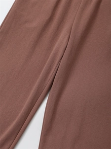 Detailaufnahme der braunen doppelseitigen Baumwollhose mit feinen Stricknähten am Schritt