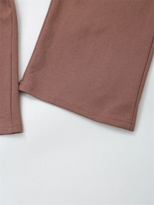 Detail der rotbraunen Baumwollhose am Saum mit haltbaren, doppelt genähten verstärkten Kanten