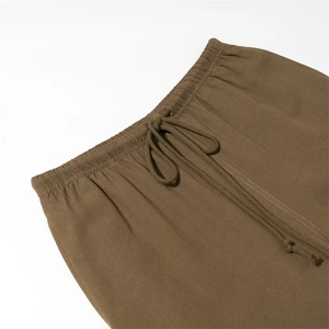Dettaglio della vita elastica e della coulisse regolabile sui pantaloni dritti casual