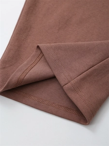 Detailansicht der Doppelnaht und inneren Overlock-Naht am braunen Strick-T-Shirt