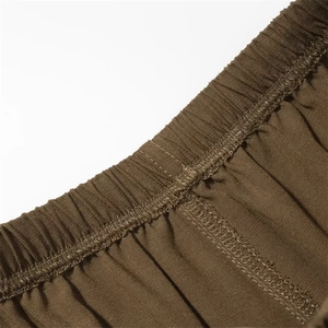 Dettaglio dell'elastico in vita con coulisse e doppie cuciture su pantaloni casual