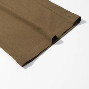 Dettaglio delle cuciture e trama del tessuto su pantaloni casual marroni a gamba dritta