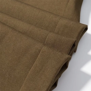 Dettaglio ravvicinato delle cuciture di precisione e del tessuto pregiato dei pantaloni