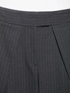 Vue détaillée du pantalon gris foncé à fines rayures montrant la taille et les plis