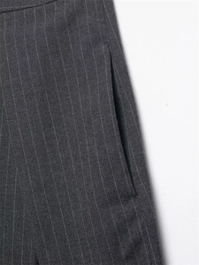 Détail du pantalon gris foncé à rayures montrant la poche latérale et la texture du tissu