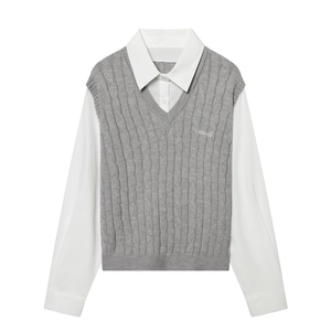 Chaleco de punto gris con bordado sobre una camisa blanca de manga larga estilo preppy