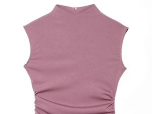 Detail eines mauvefarbenen, ärmellosen Stehkragen-Tops mit eleganter seitlicher Raffung