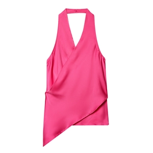 Détail de la face avant du haut dos nu en satin rose avec un design croisé élégant
