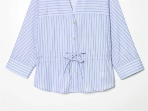Détail macro de chemise à rayures bleues verticales et diagonales avec cordon de serrage