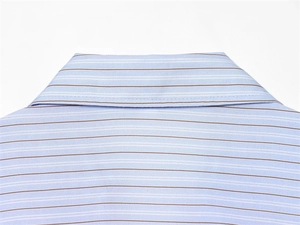 Détail du col pointu classique et coutures fines sur la chemise en coton rayé bleu
