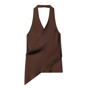 Haut licou élégant en satin marron foncé avec col en V croisé et ourlet irrégulier