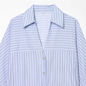 Chemise rayée bleu et blanc pour femme avec col en V et nœud papillon élégant