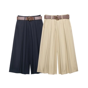 Pantaloni a gamba larga a vita alta in blu e beige con un'elegante cintura in pelle