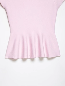 Vue détaillée du haut en maille rose clair avec ourlet peplum élégant et texture douce