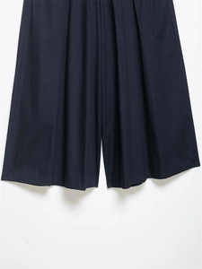 Dettaglio dell'orlo dei pantaloni a gamba larga blu scuro con cuciture e trama del tessuto