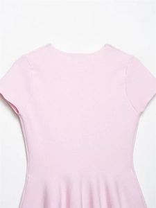Vue détaillée du haut en tricot rose avec ourlet péplum et texture de maille douce