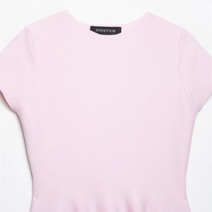 Haut en maille rose à manches courtes pour femme avec col rond et texture délicate