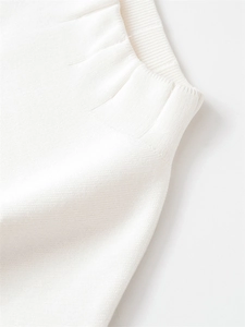 Détail d'un haut en maille blanche avec une texture côtelée de qualité et un tissu doux