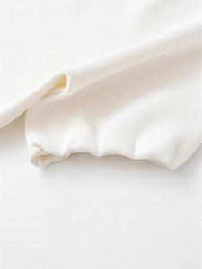 Détail du revers côtelé blanc sur haut à manches courtes style français avec texture dense