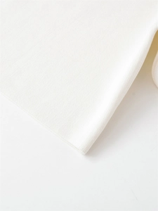 Vue macro détaillée de la texture du tricot blanc et couture de bord lisse