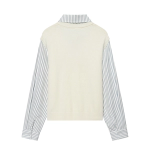 Haut 2-en-1 femme avec pull en maille blanc cassé et dos de chemise à rayures bleues