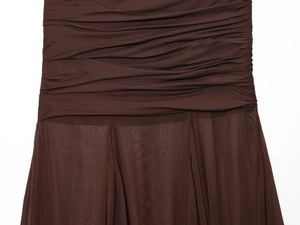 Detail aus dunkelbraunem Chiffonstoff mit horizontalen Falten und weichem Faltenwurf