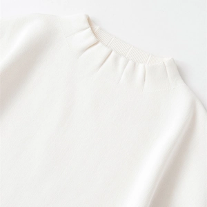 Haut en maille blanc minimaliste avec manches bouffantes et col rond côtelé élégant