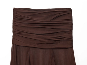Detailansicht aus dunkelbraunem plissiertem Chiffon mit eleganten gerafften Schichten