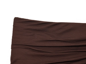 Detailaufnahme des dunkelbraunen Plissee-Stoffs mit feiner Crinkle-Textur und Fall