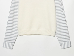 Détail de l'ourlet en tricot côtelé et des poignets de chemise à rayures bleues du haut