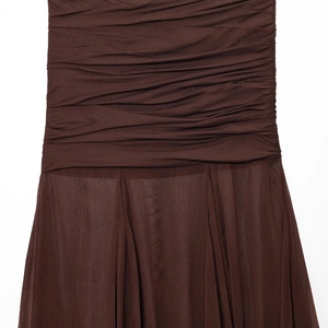 Dunkelbraunes modisches Kleid mit eleganten Raffungen und plissiertem Chiffonstoff