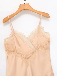 Dettaglio del top in raso color oro champagne con pizzo delicato e spalline sottili