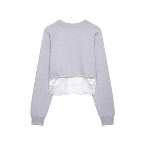 Sweat gris à manches longues avec bordure en dentelle blanche élégante pour un look superposé
