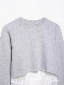 Détail du sweat-shirt court gris avec ourlet épissé en dentelle de cils blanche délicate