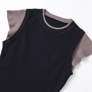 Top in maglia da donna effetto doppio strato con bordi a contrasto e scollo rotondo