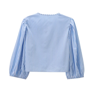 Camicia corta in popeline a righe verticali blu e bianche con maniche a sbuffo e taglio crop